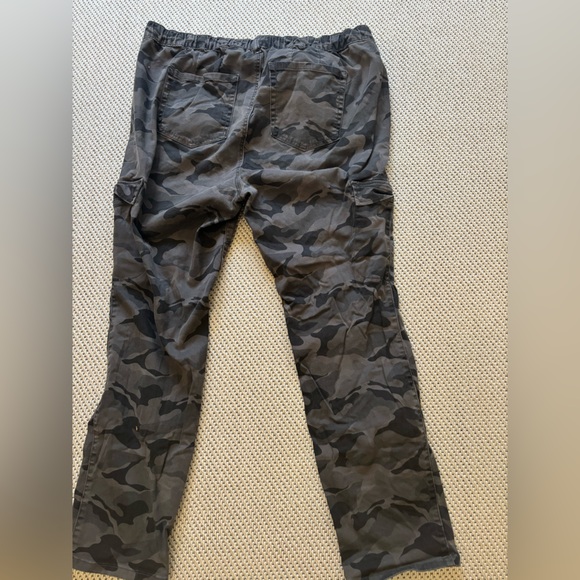 Torrid Camo Cargo Pants ( plus size) 2R Stretch Cotton - Picture 2 of 10